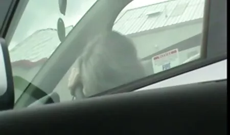 Blonde wärmt sich mi ...