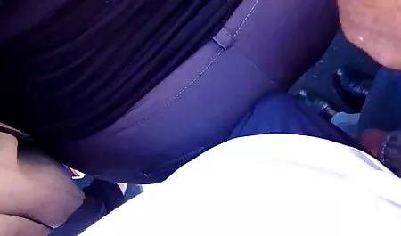 Zwei weiße Männer al ...