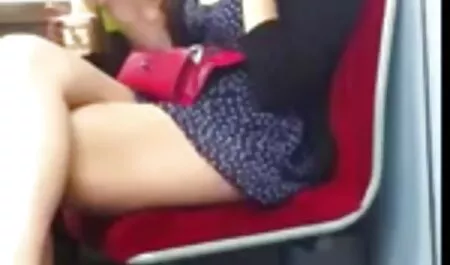 Ein Mädchen mit schönen Brüsten, langsam bewegend, sexvideos mit reifen frauen sanft, verliere das Hemd, siehe Unterwäsche. Sie ist eine Stripperin.